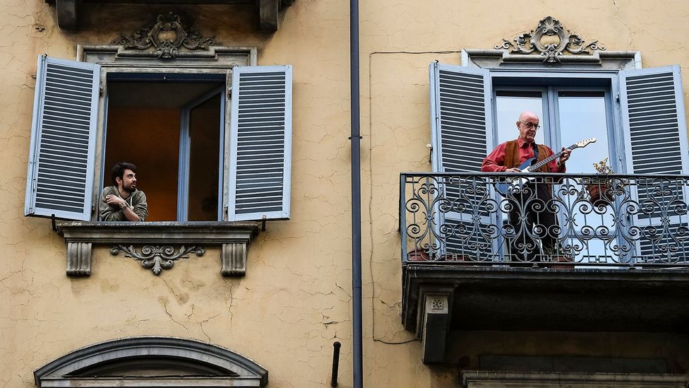 lancio di oggetti dal balcone